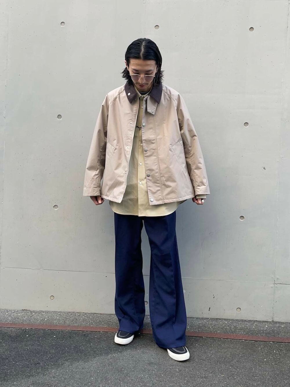 「アーバンリサーチ、別注、URBANRESEARCH、ラングラー、newarrival、newbasic」｜「THOMAS MASONの『一部WEB限定カラー』new basic THOMAS MASON OVER SHIRTS（シャツ/ブラウス、ベージュ系）」を使った、RYOさん（メンズ・175cm）の冬コーディネートの5枚目の写真