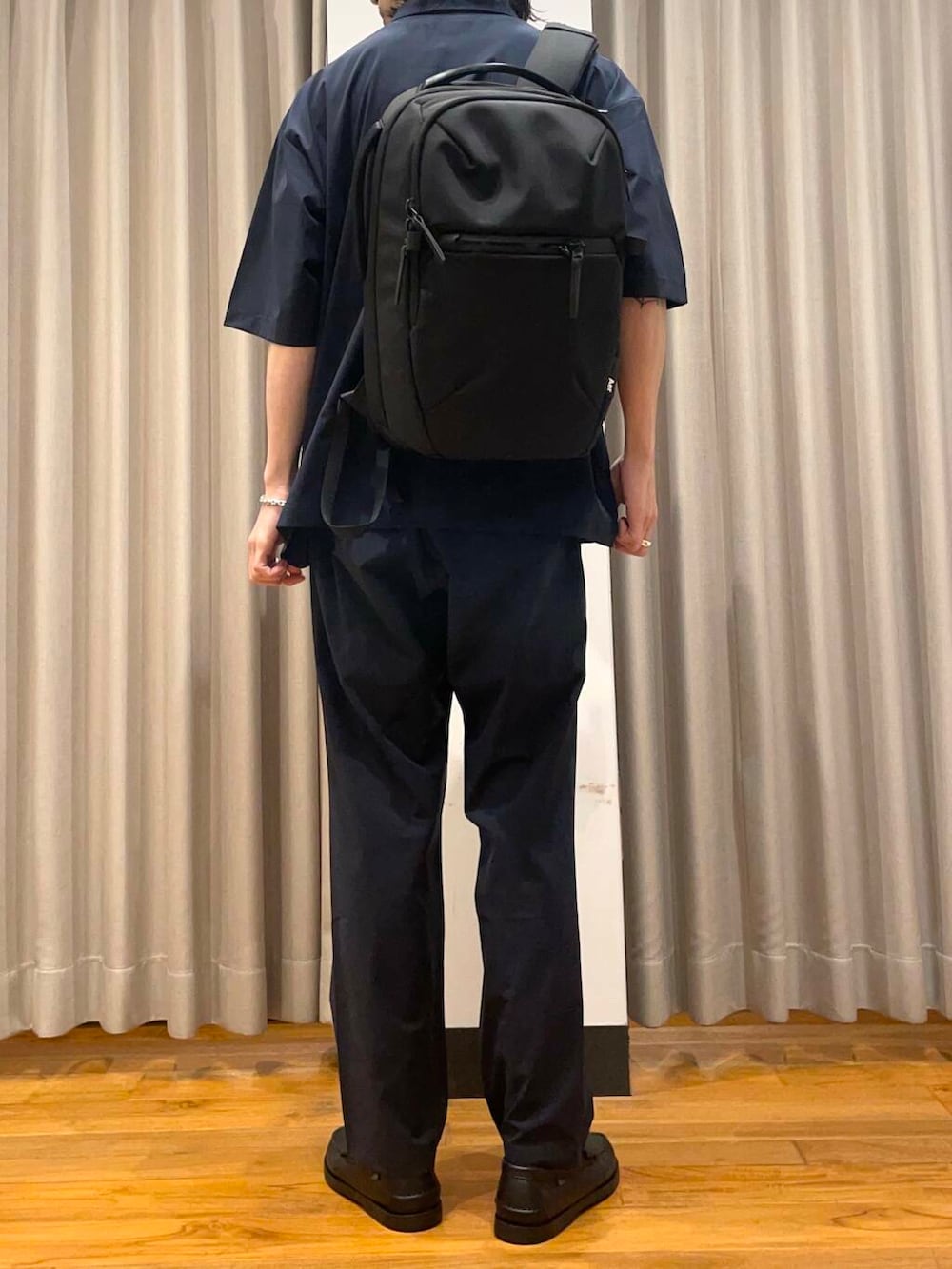 「アーバンリサーチ、別注、URBANRESEARCH、グラミチ、newarrival、solotex」｜「Gramicciの『別注』Gramicci　SOLOTEXストレッチタックパンツ（その他パンツ、ブルー系）」を使った、RYOさん（メンズ・175cm）の春コーディネートの4枚目の写真