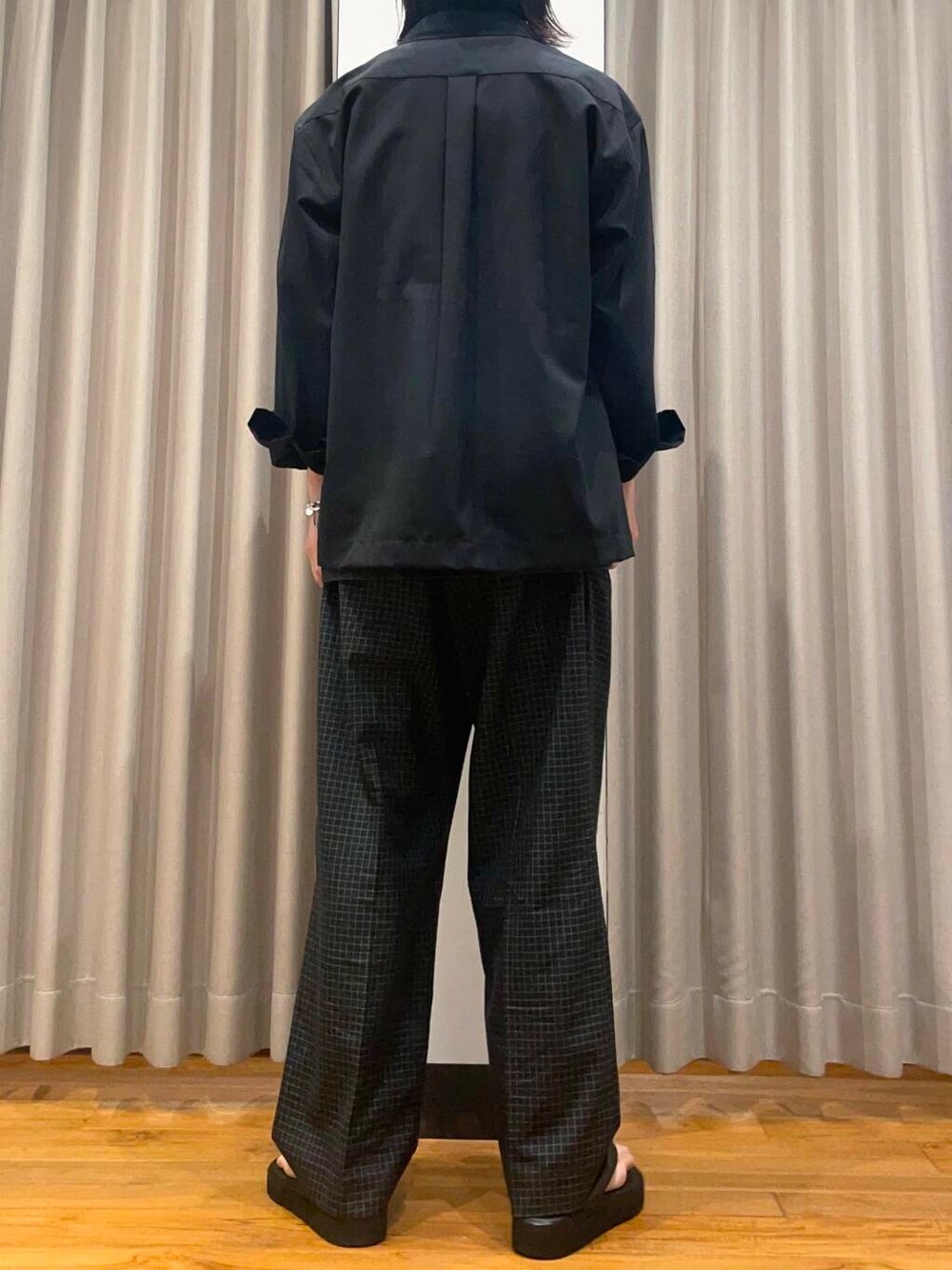 「アーバンリサーチ、URBANRESEARCH、newarrival、brooksbrothers、farah、newbasic」｜「BROOKS BROTHERSの『別注』BROOKS BROTHERS×UR　OPEN COLLAR L/S SHIRTS（シャツ/ブラウス、ブラック系）」を使った、RYOさん（メンズ・175cm）の春コーディネートの4枚目の写真
