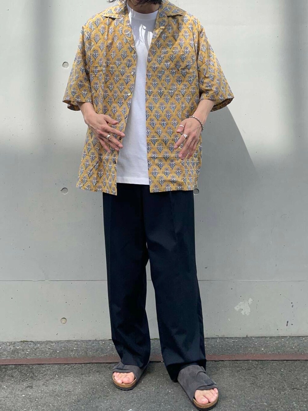 「アーバンリサーチ、URBANRESEARCH、newarrival、farah」｜「BIRKENSTOCKのBIRKENSTOCK　Exclusive Zurich(Narrow)（サンダル、グレー系）」を使った、RYOさん（メンズ・175cm）の春コーディネートの3枚目の写真