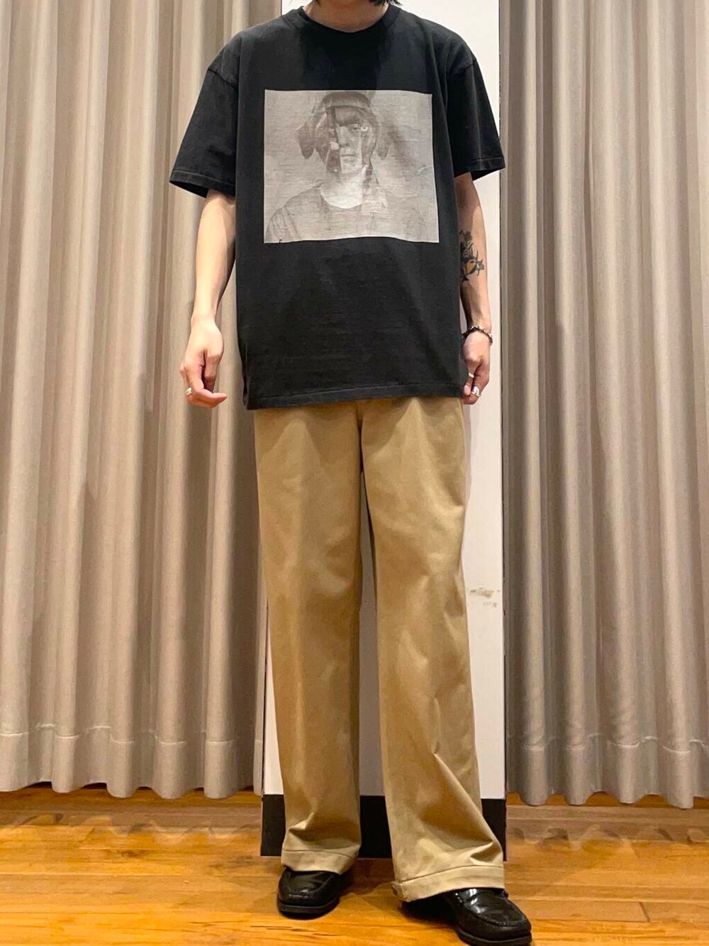 「アーバンリサーチ、URBANRESEARCH、newarrival、semoh、きれいめtシャツ、ggg」|「URBAN RESEARCHのJalan Sriwijaya ガルーダ(ローファー、ブラック系)」を使った、RYOさん(メンズ・175cm)の春コーディネートの2枚目の写真