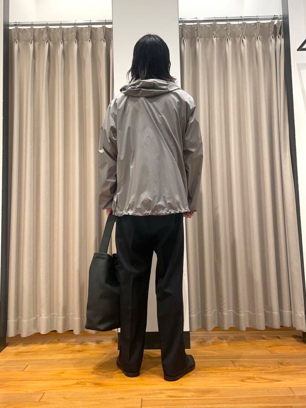 「アーバンリサーチ、別注、URBANRESEARCH、newarrival」|「URBAN RESEARCHのnew basic Nylon Rip Stop Wind Parka(ナイロンジャケット、グレー系)」を使った、RYOさん(メンズ・175cm)の春コーディネートの2枚目の写真
