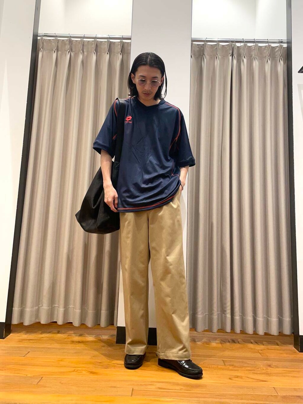 「アーバンリサーチ、URBANRESEARCH、lotto」｜「MASTER&CoのMASTER&Co.　GOAT LEATHER TOTE BAG（トートバッグ、ブラック系）」を使った、RYOさん（メンズ・175cm）の春コーディネートの2枚目の写真