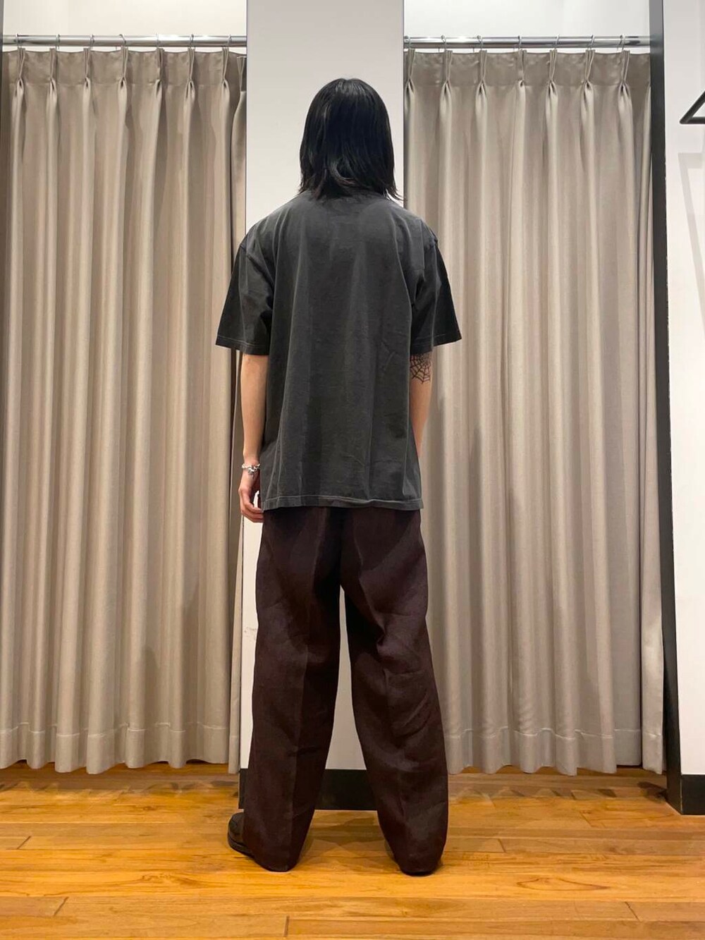 「アーバンリサーチ、URBANRESEARCH、newarrival」｜「URBAN RESEARCHのnew basic　リネンタックスラックス（その他パンツ、ブラウン系）」を使った、RYOさん（メンズ・175cm）の春コーディネートの2枚目の写真