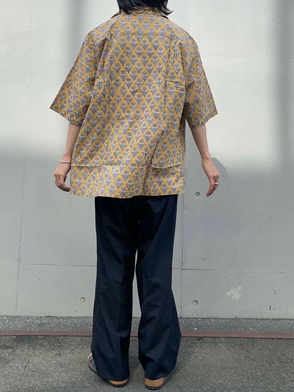 「アーバンリサーチ、URBANRESEARCH、newarrival、farah」｜「BIRKENSTOCKのBIRKENSTOCK　Exclusive Zurich(Narrow)（サンダル、グレー系）」を使った、RYOさん（メンズ・175cm）の春コーディネートの4枚目の写真