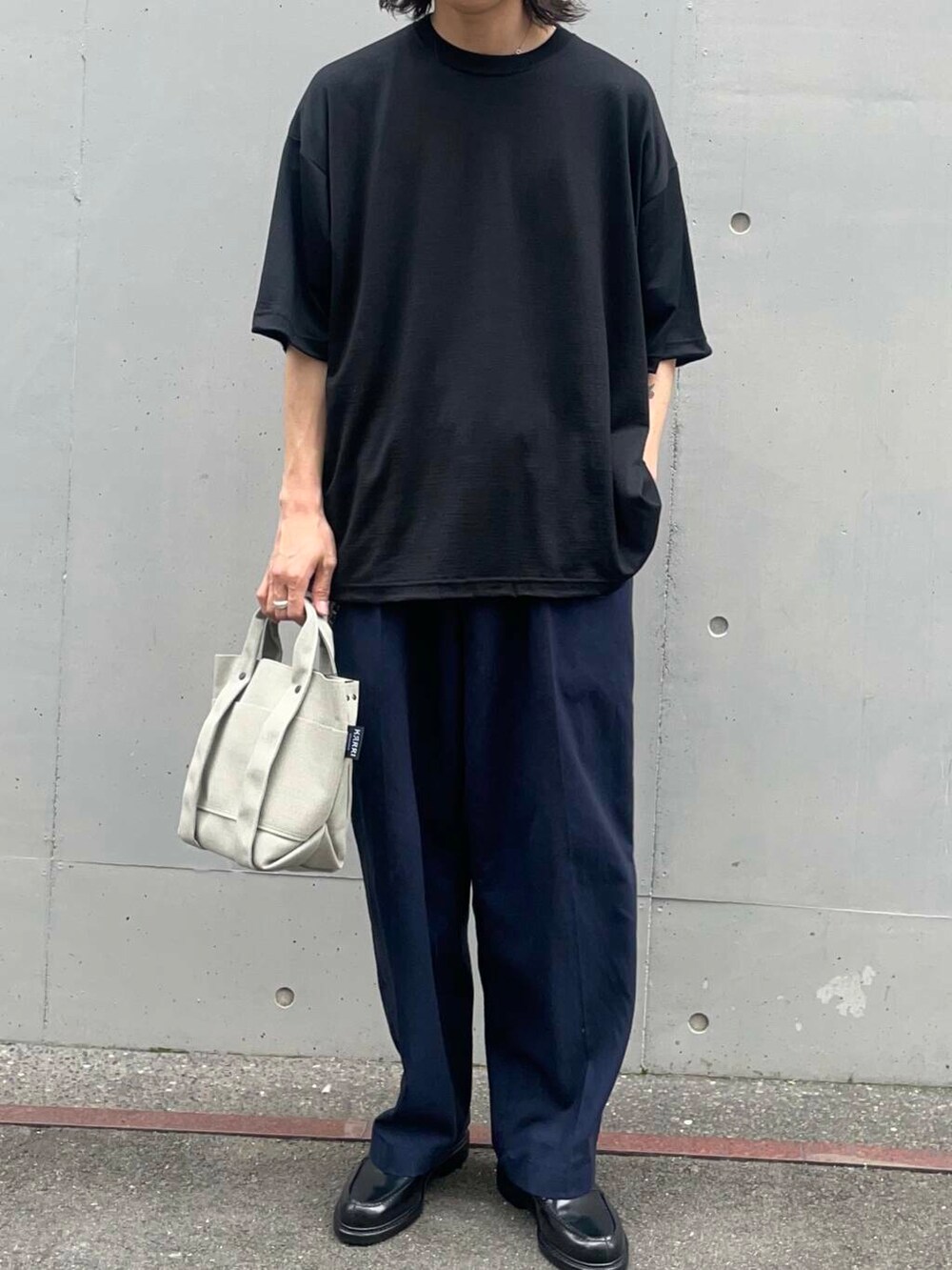 「アーバンリサーチ、URBANRESEARCH、きれいめtシャツ、newbasic」｜「URBAN RESEARCHのJalan Sriwijaya　ガルーダ（ローファー、ブラック系）」を使った、RYOさん（メンズ・175cm）の夏コーディネートの3枚目の写真