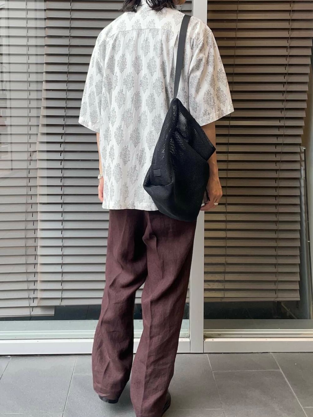 「アーバンリサーチ、URBANRESEARCH、リネン、newbasic、初夏パンツ」｜「URBAN RESEARCHのnew basic　リネンタックスラックス（その他パンツ、ブラウン系）」を使った、RYOさん（メンズ・175cm）の夏コーディネートの4枚目の写真
