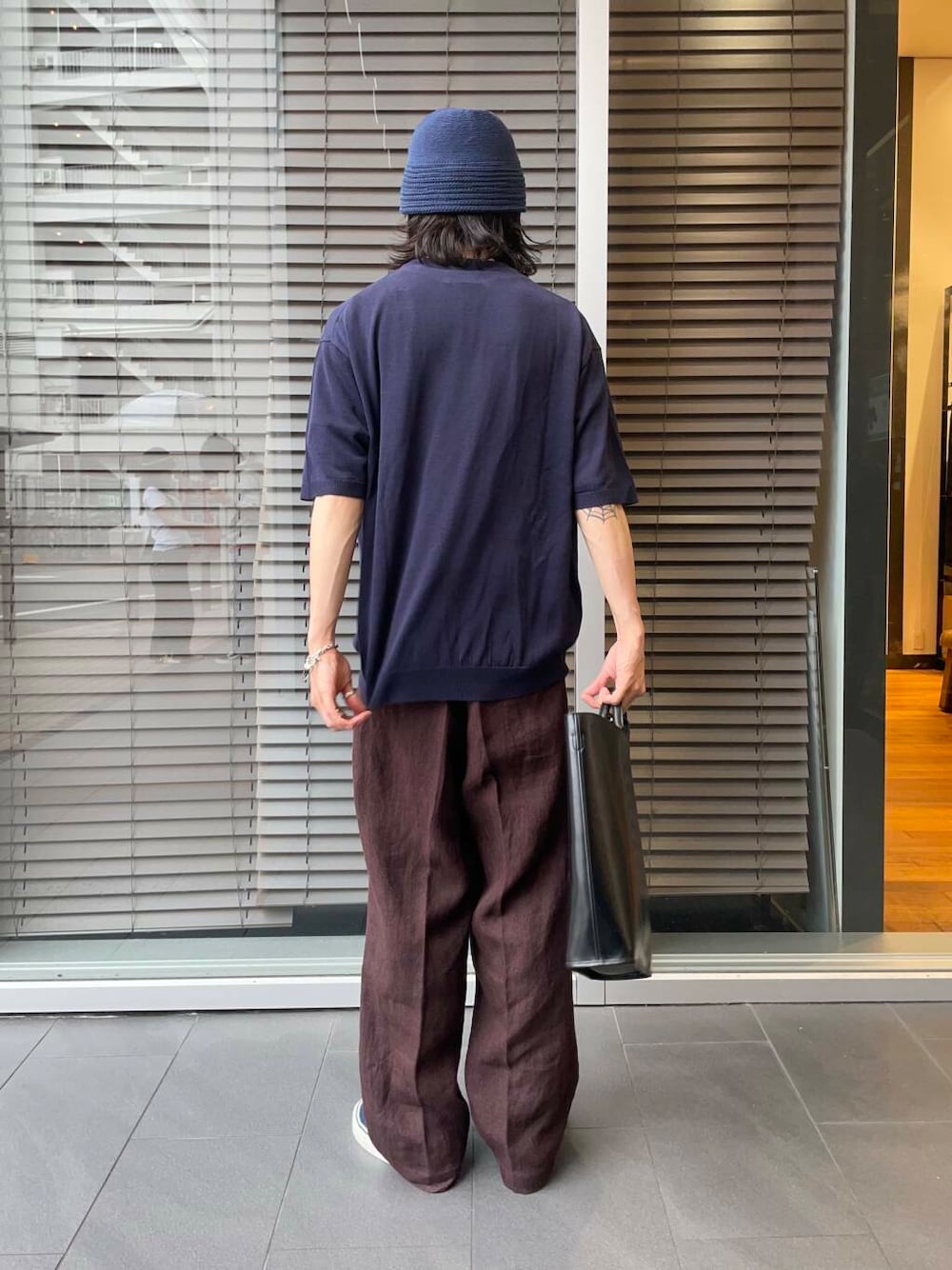 「アーバンリサーチ、URBANRESEARCH、newarrival、newbasic、初夏パンツ」｜「PIENIのPIENI　BAKETU L（ショルダーバッグ、ブラック系）」を使った、RYOさん（メンズ・175cm）の夏コーディネートの2枚目の写真