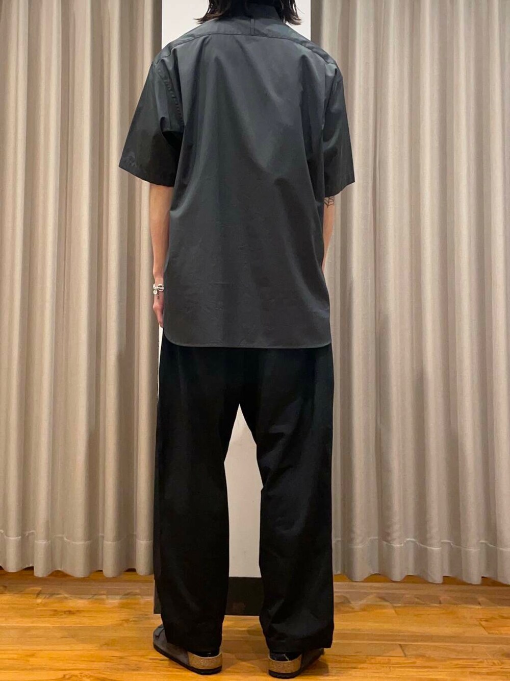 「アーバンリサーチ、URBANRESEARCH、BIRKENSTOCK」|「URBAN RESEARCHのnew basic THOMAS MASON BAND PULLOVER SHIRTS(シャツ/ブラウス、グリーン系)」を使った、RYOさん(メンズ・175cm)の春コーディネートの2枚目の写真