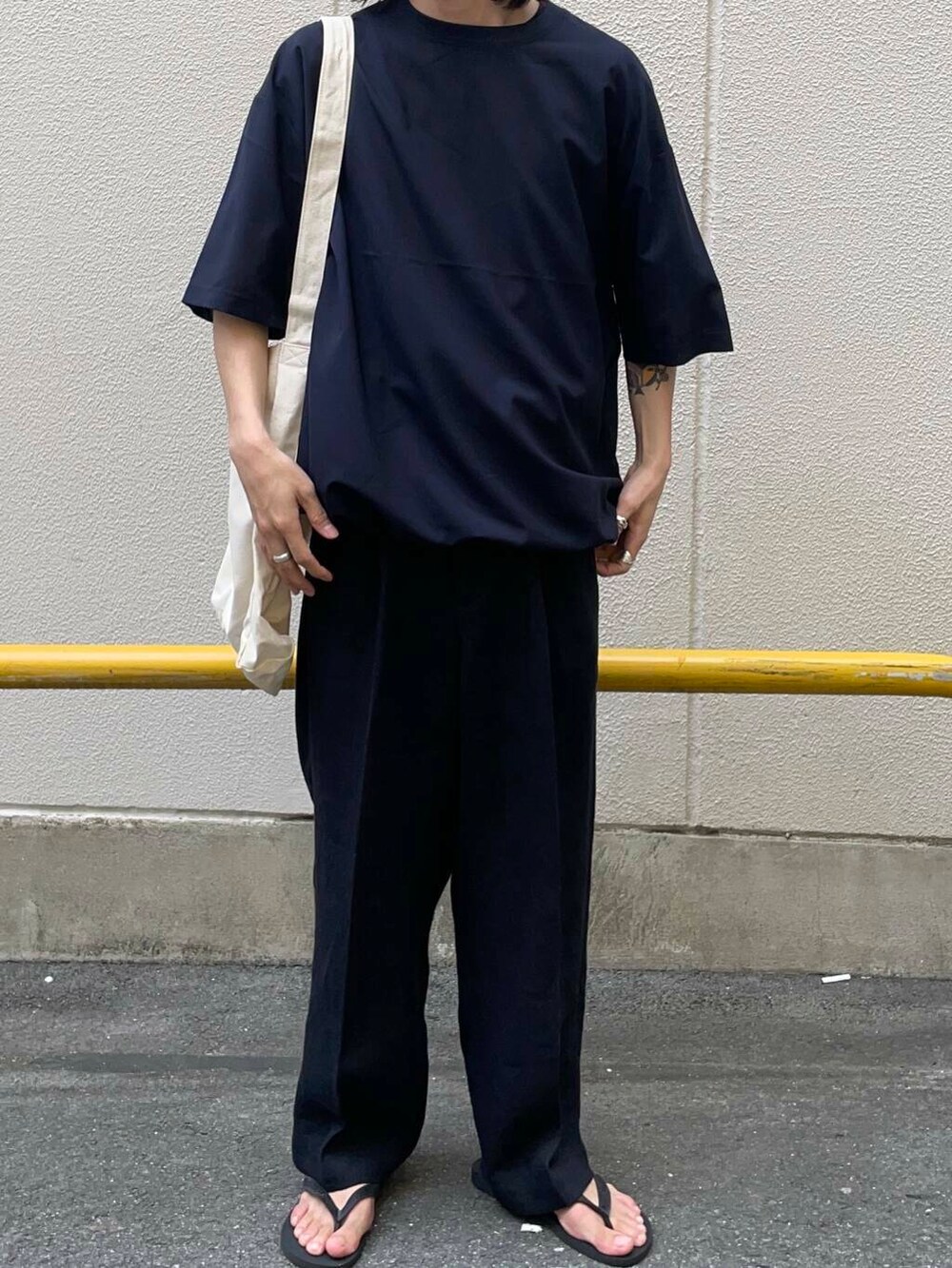「アーバンリサーチ、URBANRESEARCH、newarrival、きれいめtシャツ」｜「URBAN RESEARCHのnew basic　リネンタックスラックス（その他パンツ、ブルー系）」を使った、RYOさん（メンズ・175cm）の春コーディネートの3枚目の写真