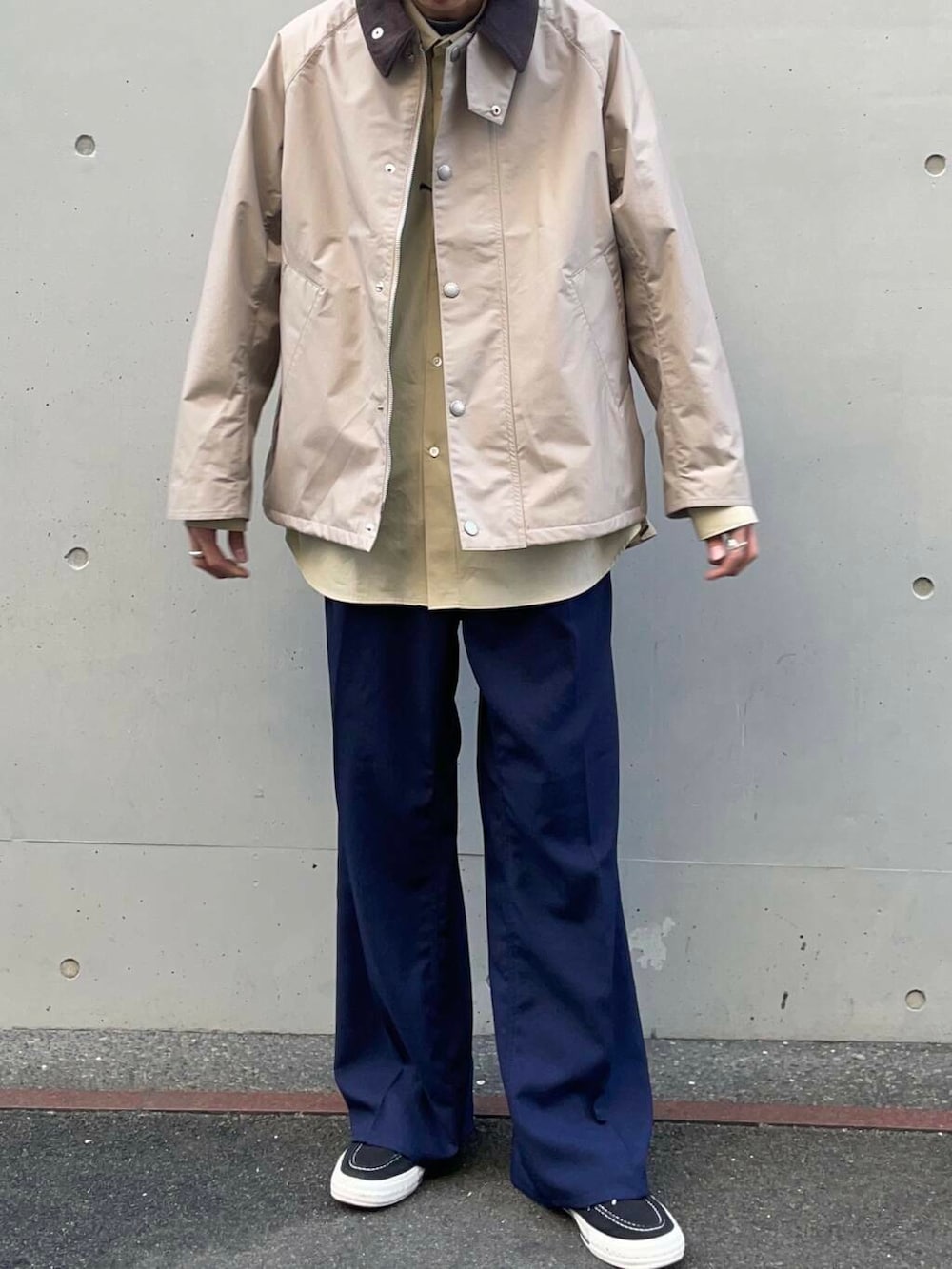 「アーバンリサーチ、別注、URBANRESEARCH、ラングラー、newarrival、newbasic」｜「THOMAS MASONの『一部WEB限定カラー』new basic THOMAS MASON OVER SHIRTS（シャツ/ブラウス、ベージュ系）」を使った、RYOさん（メンズ・175cm）の冬コーディネートの3枚目の写真