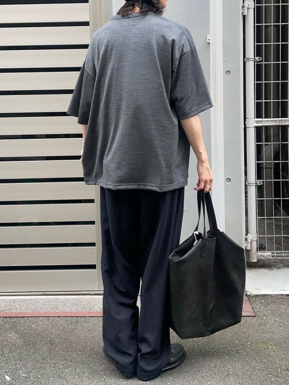 「アーバンリサーチ、URBANRESEARCH、newarrival、aton、きれいめtシャツ、スタッフのこれ買いました、newbasic、初夏パンツ」｜「MASTER&CoのMASTER&Co.　GOAT LEATHER TOTE BAG（トートバッグ、ブラック系）」を使った、RYOさん（メンズ・175cm）の夏コーディネートの4枚目の写真