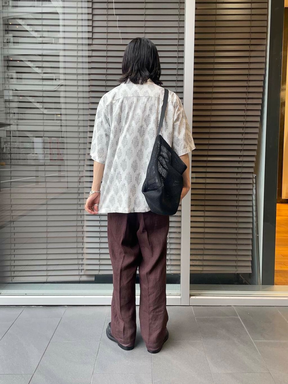 「アーバンリサーチ、URBANRESEARCH、リネン、newbasic、初夏パンツ」｜「URBAN RESEARCHのnew basic　リネンタックスラックス（その他パンツ、ブラウン系）」を使った、RYOさん（メンズ・175cm）の夏コーディネートの2枚目の写真
