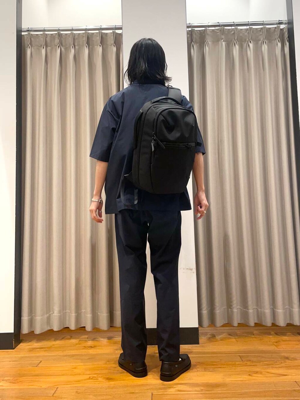 「アーバンリサーチ、別注、URBANRESEARCH、グラミチ、newarrival、solotex」｜「Gramicciの『別注』Gramicci　SOLOTEXストレッチタックパンツ（その他パンツ、ブルー系）」を使った、RYOさん（メンズ・175cm）の春コーディネートの2枚目の写真