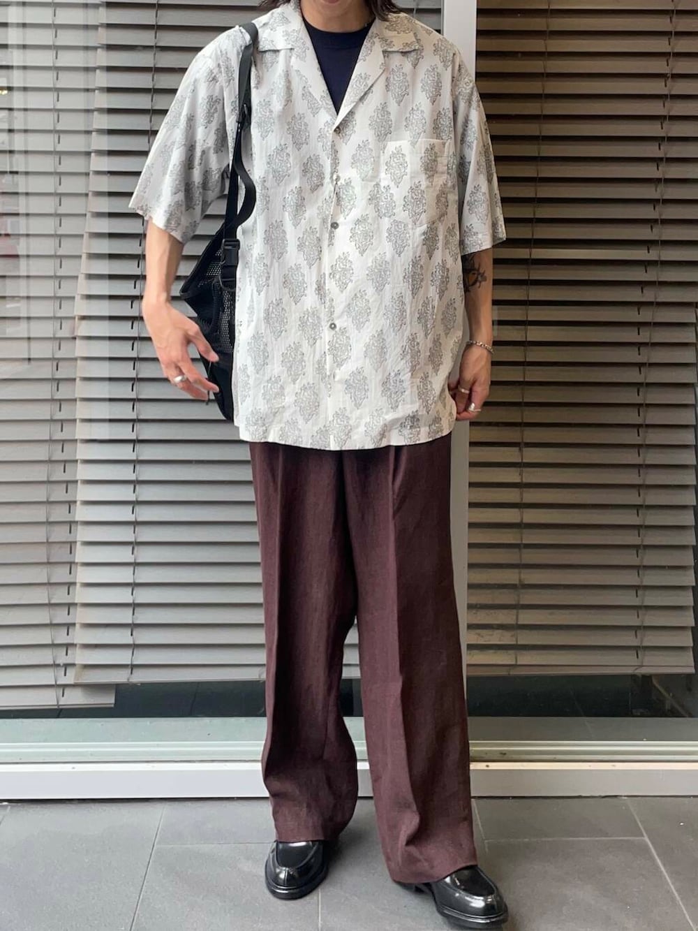 「アーバンリサーチ、URBANRESEARCH、リネン、newbasic、初夏パンツ」｜「URBAN RESEARCHのnew basic　リネンタックスラックス（その他パンツ、ブラウン系）」を使った、RYOさん（メンズ・175cm）の夏コーディネートの3枚目の写真