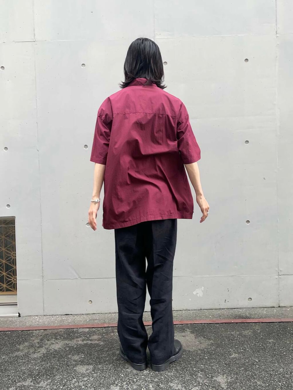 「アーバンリサーチ、URBANRESEARCH、aton、newbasic」｜「ATONのATON　COTTON LAWN OS SHORT-SLEEVE SHIRTS（シャツ/ブラウス、レッド系）」を使った、RYOさん（メンズ・175cm）の夏コーディネートの2枚目の写真