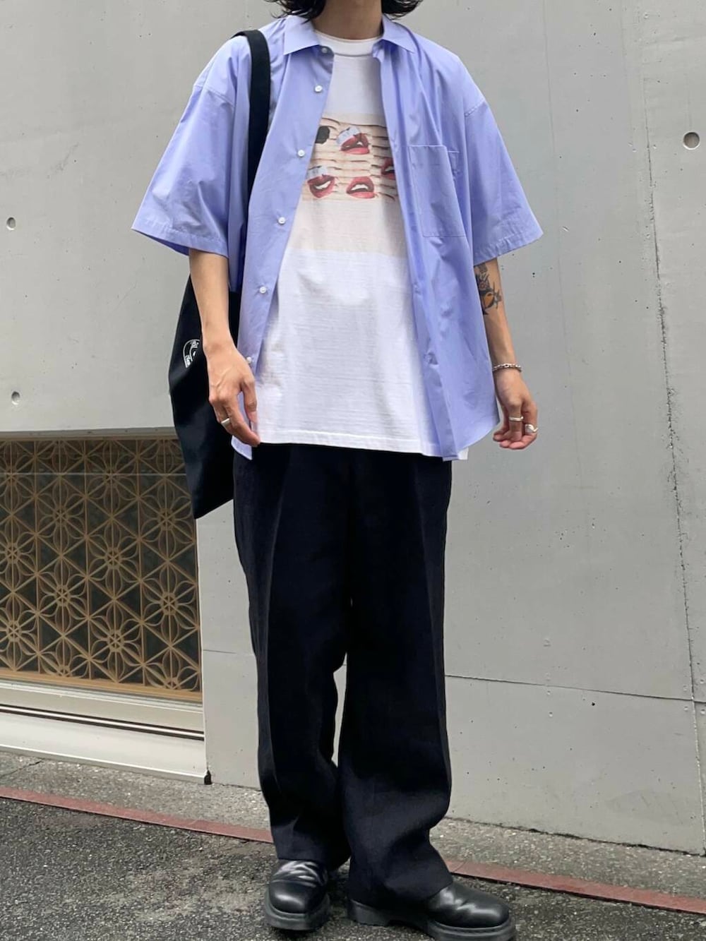 「アーバンリサーチ、URBANRESEARCH、リネン、きれいめtシャツ、newbasic」｜「URBAN RESEARCHのnew basic　THOMAS MASON SHORT-SLEEVE OVER SHIRTS（シャツ/ブラウス、ブルー系）」を使った、RYOさん（メンズ・175cm）の夏コーディネートの3枚目の写真