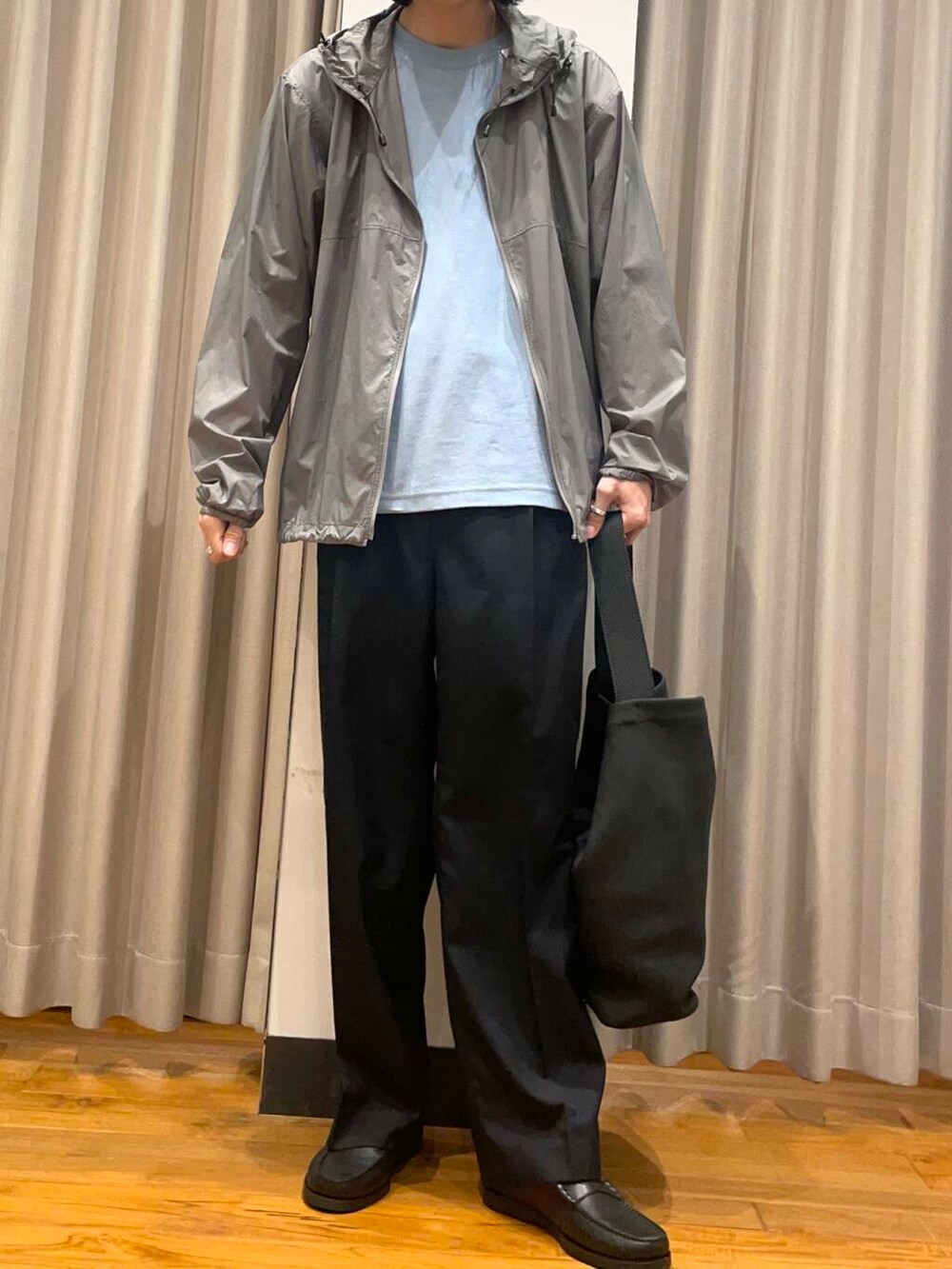 「アーバンリサーチ、別注、URBANRESEARCH、newarrival」|「URBAN RESEARCHのnew basic Nylon Rip Stop Wind Parka(ナイロンジャケット、グレー系)」を使った、RYOさん(メンズ・175cm)の春コーディネートの3枚目の写真