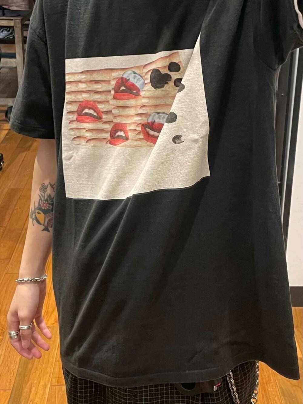 「アーバンリサーチ、URBANRESEARCH、newarrival、semoh、farah、きれいめtシャツ」|「FARAHのFARAH Out Tuck Wide Tapered PANTS(その他パンツ、ブラック系)」を使った、RYOさん(メンズ・175cm)の春コーディネートの2枚目の写真