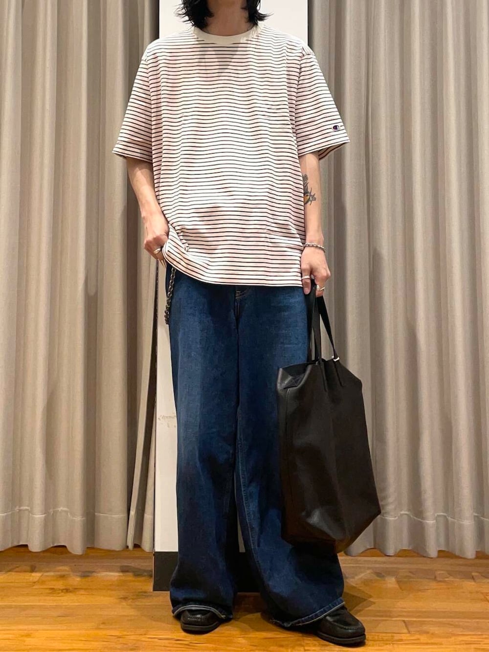 「アーバンリサーチ、lee、URBANRESEARCH、champion、newarrival、きれいめtシャツ」｜「MASTER&CoのMASTER&Co.　GOAT LEATHER TOTE BAG（トートバッグ、ブラック系）」を使った、RYOさん（メンズ・175cm）の春コーディネートの3枚目の写真
