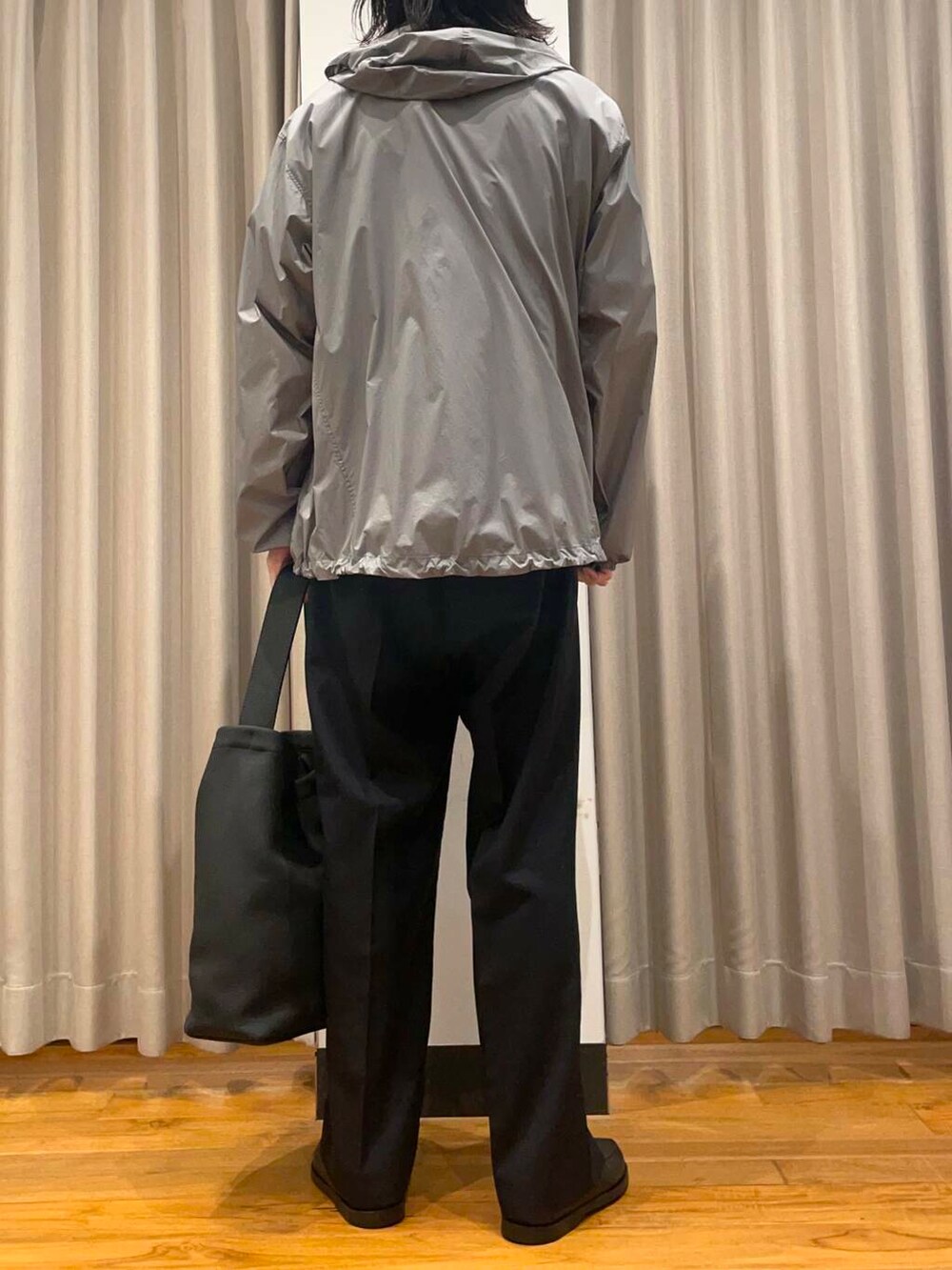 「アーバンリサーチ、別注、URBANRESEARCH、newarrival」|「URBAN RESEARCHのnew basic Nylon Rip Stop Wind Parka(ナイロンジャケット、グレー系)」を使った、RYOさん(メンズ・175cm)の春コーディネートの4枚目の写真