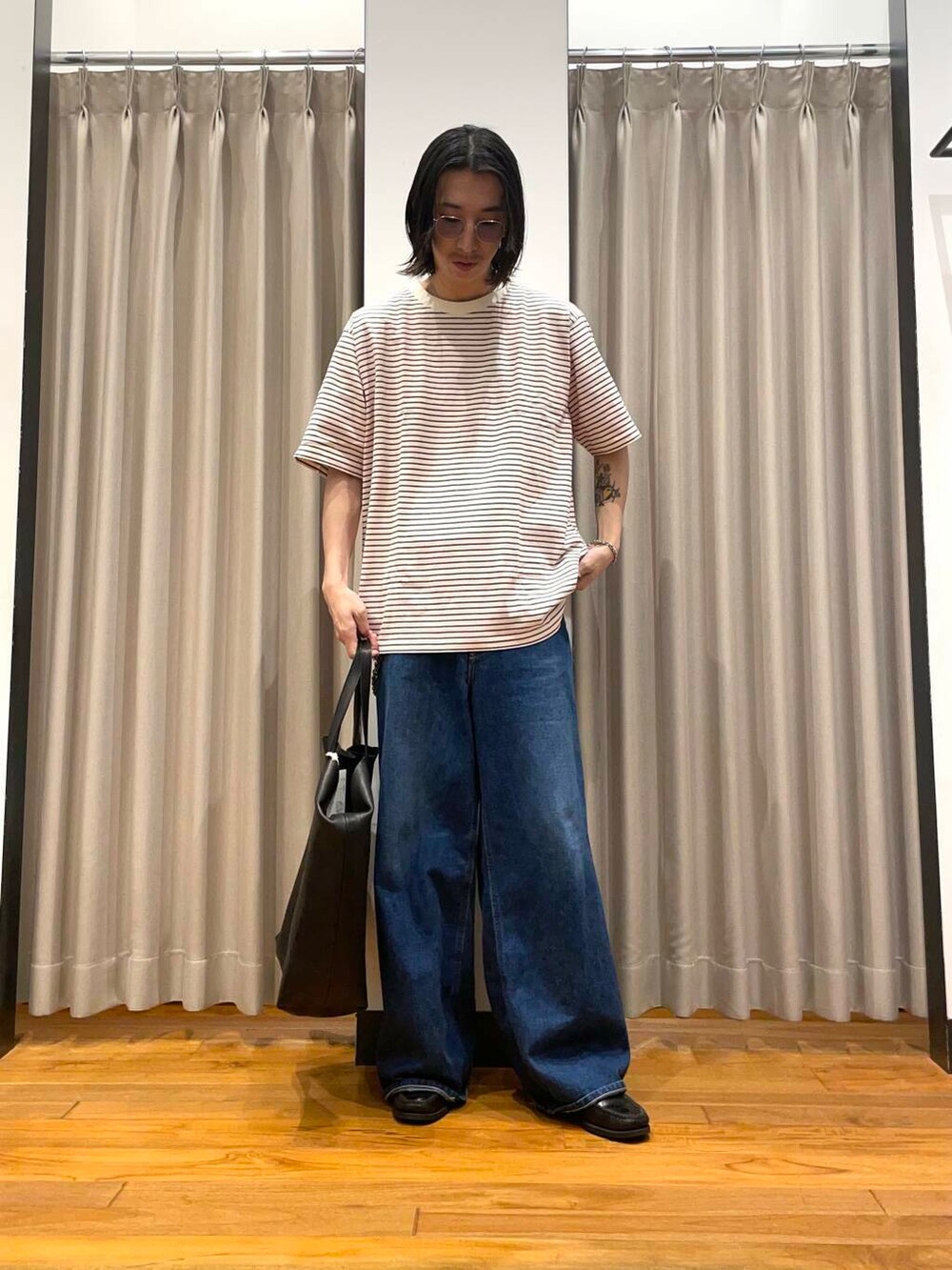 「アーバンリサーチ、lee、URBANRESEARCH、champion、newarrival、きれいめtシャツ」｜「MASTER&CoのMASTER&Co.　GOAT LEATHER TOTE BAG（トートバッグ、ブラック系）」を使った、RYOさん（メンズ・175cm）の春コーディネートの5枚目の写真