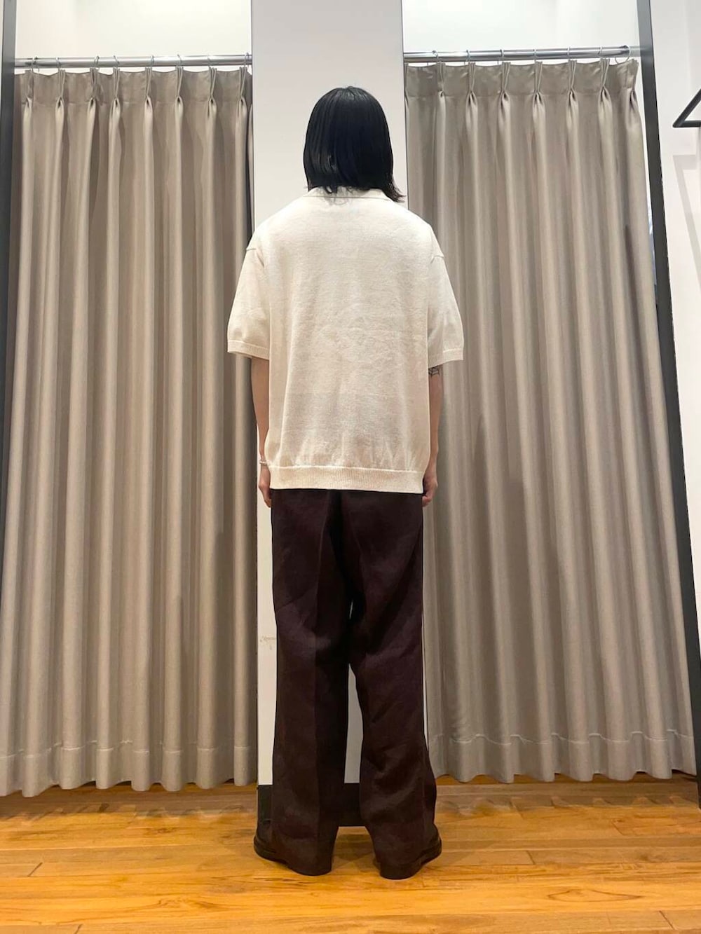 「アーバンリサーチ、URBANRESEARCH、リネン、newarrival、休日スタイル、テーマパークコーデ、スタッフのこれ買いました、外遊びコーデ、newbasic、初夏パンツ」｜「URBAN RESEARCHのnew basic　リネンタックスラックス（その他パンツ、ブラウン系）」を使った、RYOさん（メンズ・175cm）の春コーディネートの2枚目の写真