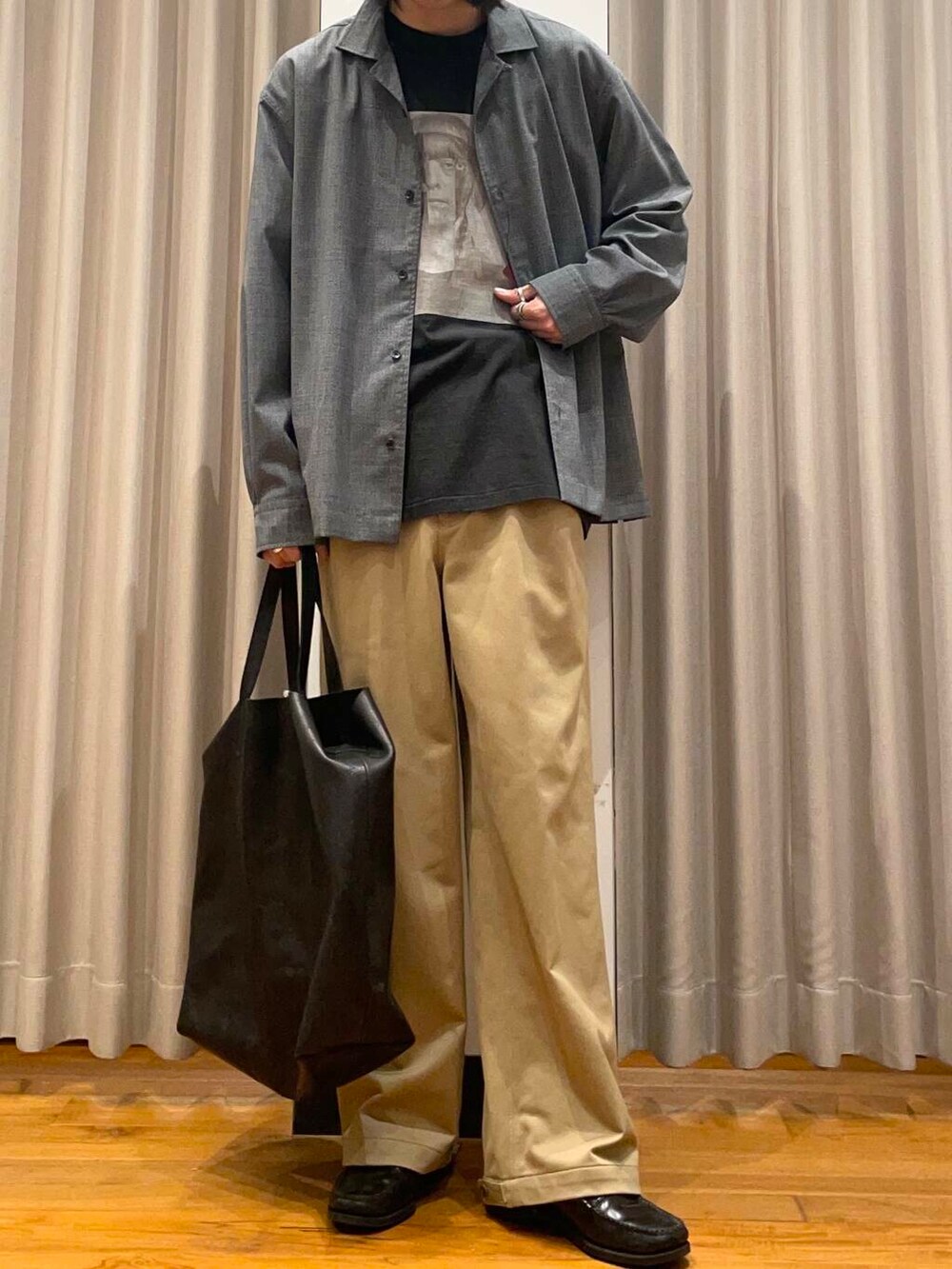 「アーバンリサーチ、URBANRESEARCH、newarrival」｜「MASTER&CoのMASTER&Co.　GOAT LEATHER TOTE BAG（トートバッグ、ブラック系）」を使った、RYOさん（メンズ・175cm）の春コーディネートの3枚目の写真