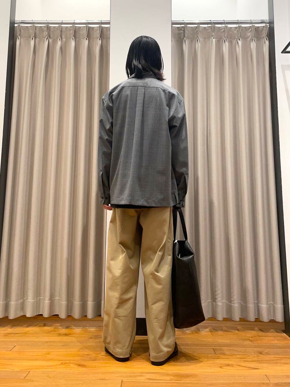 「アーバンリサーチ、URBANRESEARCH、newarrival」｜「MASTER&CoのMASTER&Co.　GOAT LEATHER TOTE BAG（トートバッグ、ブラック系）」を使った、RYOさん（メンズ・175cm）の春コーディネートの2枚目の写真
