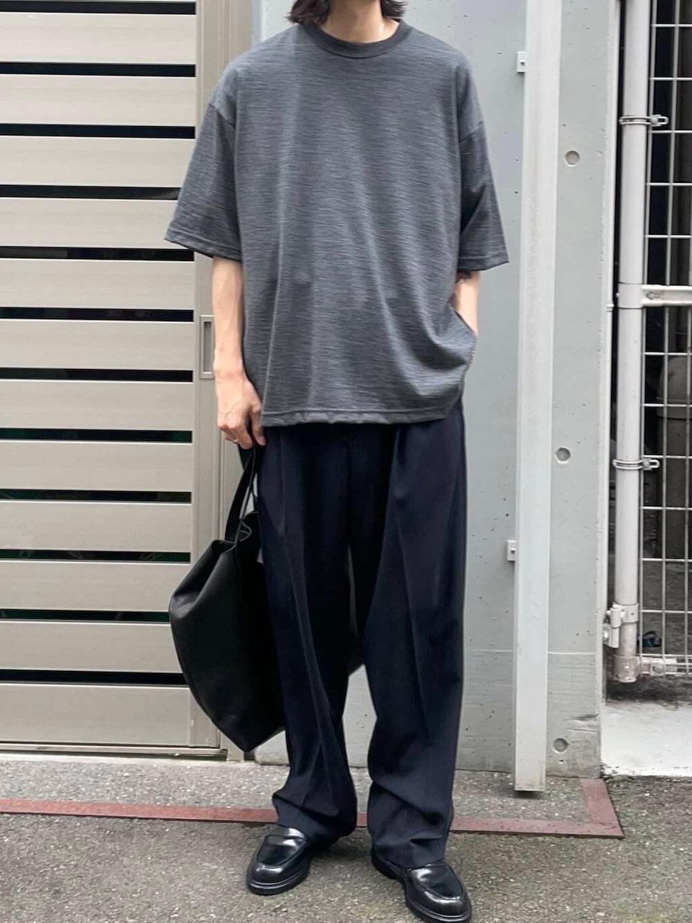 「アーバンリサーチ、URBANRESEARCH、newarrival、aton、きれいめtシャツ、スタッフのこれ買いました、newbasic、初夏パンツ」｜「MASTER&CoのMASTER&Co.　GOAT LEATHER TOTE BAG（トートバッグ、ブラック系）」を使った、RYOさん（メンズ・175cm）の夏コーディネートの3枚目の写真