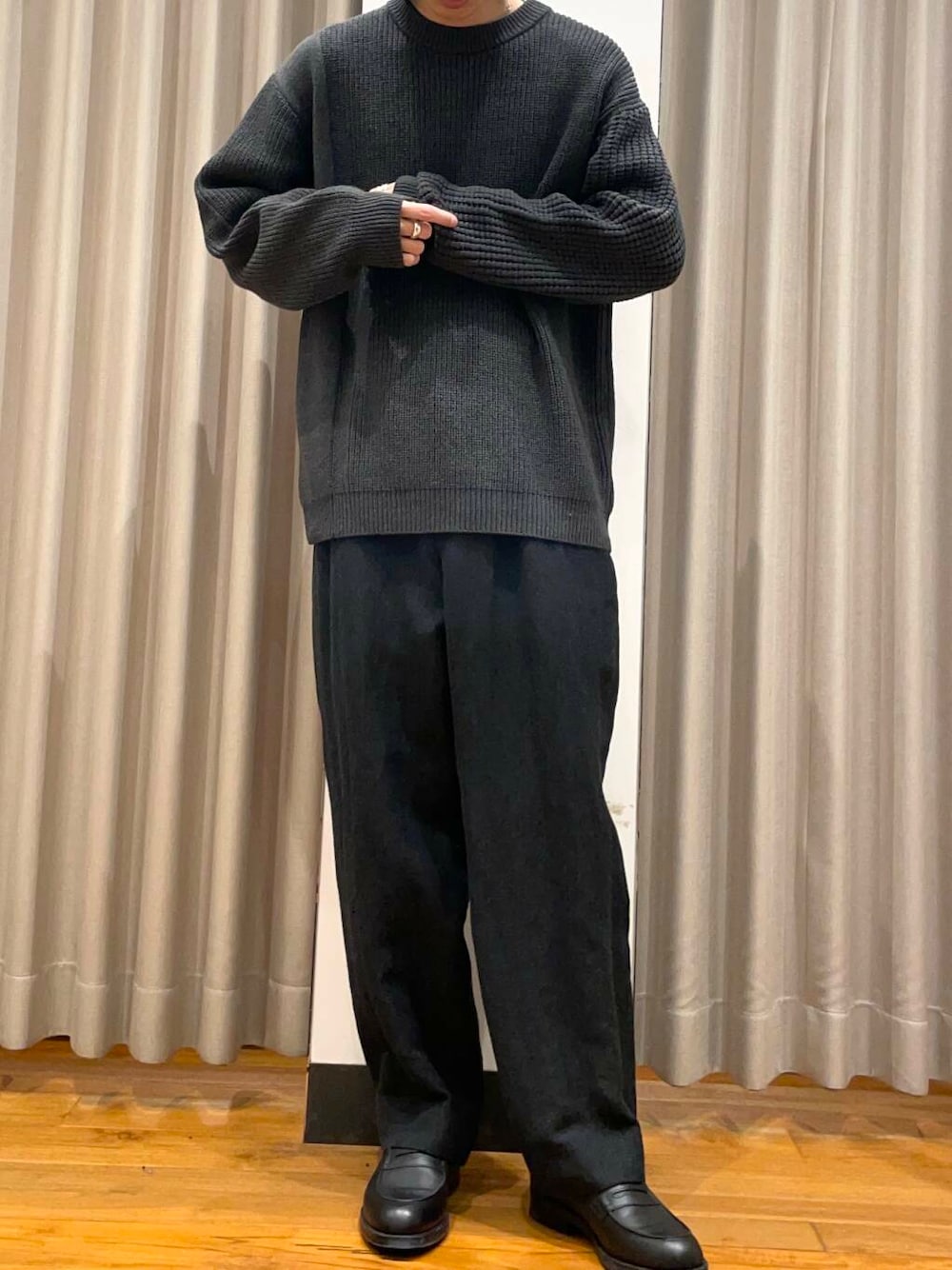 「アーバンリサーチ、ニット、URBANRESEARCH、newarrival」｜「KLEMANのKLEMAN　DALIOR（ローファー、ブラック系）」を使った、RYOさん（メンズ・175cm）の冬コーディネートの3枚目の写真