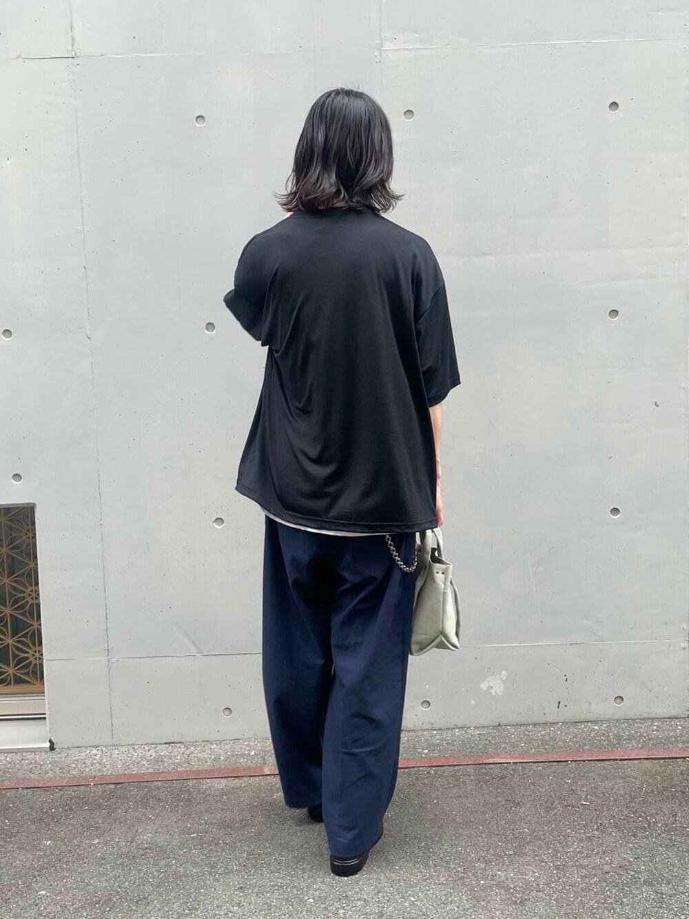 「アーバンリサーチ、URBANRESEARCH、きれいめtシャツ、newbasic」｜「URBAN RESEARCHのJalan Sriwijaya　ガルーダ（ローファー、ブラック系）」を使った、RYOさん（メンズ・175cm）の夏コーディネートの2枚目の写真