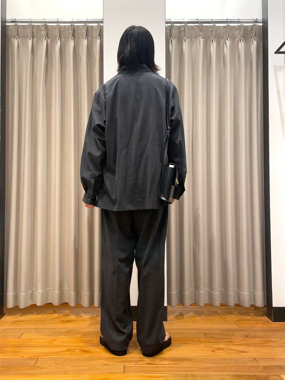 「アーバンリサーチ、別注、URBANRESEARCH、newarrival、aton、即戦力シャツコーデ」｜「ATONの『別注』ATON×URBAN RESEARCH　OVERSIZED SHIRTS（シャツ/ブラウス、グレー系）」を使った、RYOさん（メンズ・175cm）の春コーディネートの2枚目の写真