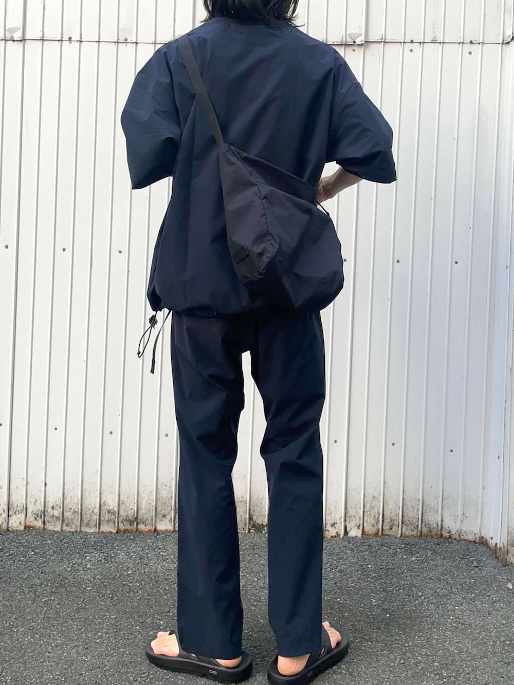 「アーバンリサーチ、URBANRESEARCH、newarrival、サンダルコーデ」｜「Gramicciの『別注』Gramicci　SOLOTEXストレッチタックパンツ（その他パンツ、ブルー系）」を使った、RYOさん（メンズ・175cm）の春コーディネートの4枚目の写真