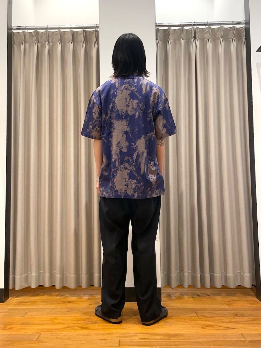 「アーバンリサーチ、URBANRESEARCH」|「ATONの『別注』ATON×URBAN RESEARCH TWO TUCKED EASY PANTS(その他パンツ、ブルー系)」を使った、RYOさん(メンズ・175cm)の春コーディネートの2枚目の写真