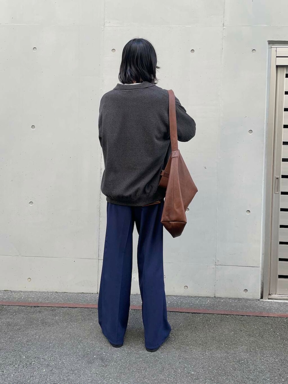 「アーバンリサーチ、URBANRESEARCH、newarrival、newbasic」｜「MASTER&CoのMASTER&Co.　GOAT LEATHER TOTE BAG（トートバッグ、ブラウン系）」を使った、RYOさん（メンズ・175cm）の春コーディネートの2枚目の写真