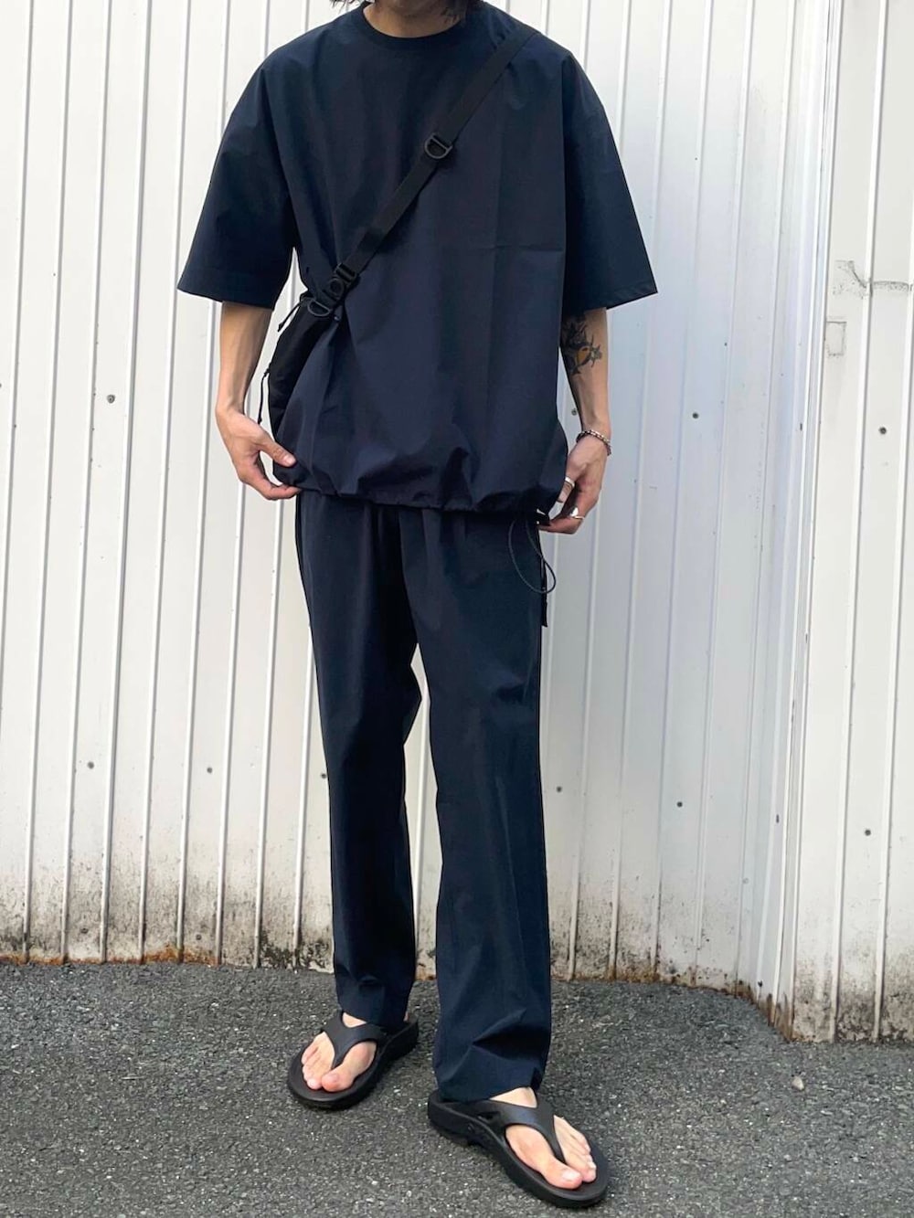 「アーバンリサーチ、URBANRESEARCH、newarrival、サンダルコーデ」｜「Gramicciの『別注』Gramicci　SOLOTEXストレッチタックパンツ（その他パンツ、ブルー系）」を使った、RYOさん（メンズ・175cm）の春コーディネートの3枚目の写真