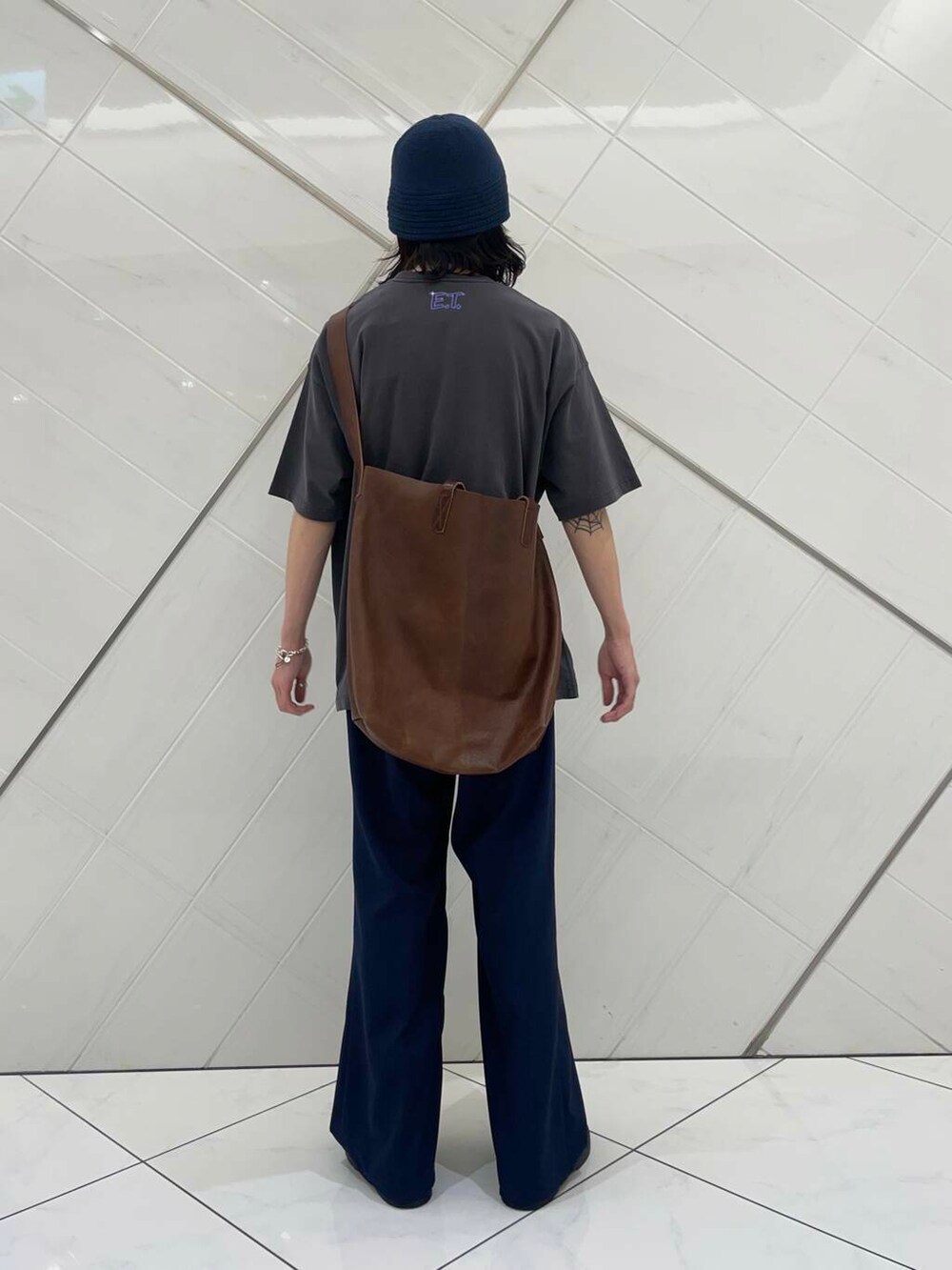 「アーバンリサーチ、URBANRESEARCH、newarrival、一枚で決まるtシャツ」｜「MASTER&CoのMASTER&Co.　GOAT LEATHER TOTE BAG（トートバッグ、ブラウン系）」を使った、RYOさん（メンズ・175cm）の夏コーディネートの2枚目の写真