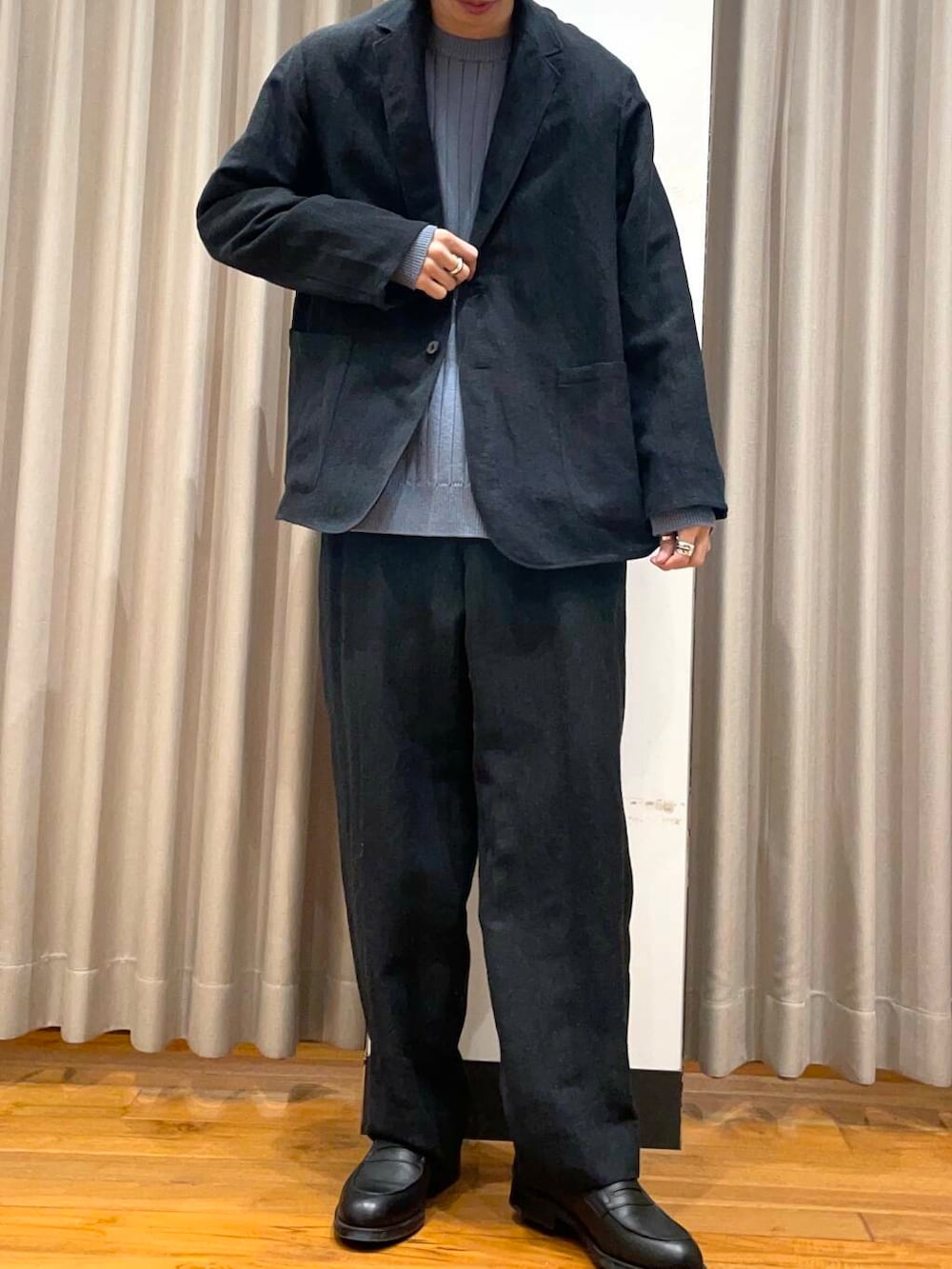 「アーバンリサーチ、ニット、URBANRESEARCH、newarrival、newbasic、春色ニットコーデ」｜「KLEMANのKLEMAN　DALIOR（ローファー、ブラック系）」を使った、RYOさん（メンズ・175cm）の冬コーディネートの3枚目の写真