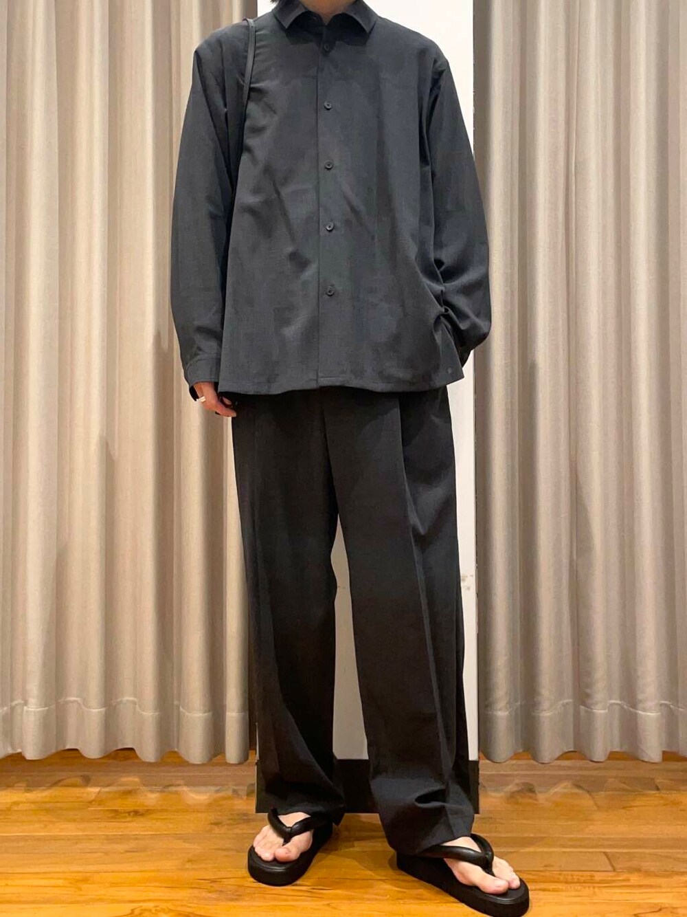 「アーバンリサーチ、別注、URBANRESEARCH、newarrival、aton、即戦力シャツコーデ」｜「ATONの『別注』ATON×URBAN RESEARCH　OVERSIZED SHIRTS（シャツ/ブラウス、グレー系）」を使った、RYOさん（メンズ・175cm）の春コーディネートの3枚目の写真