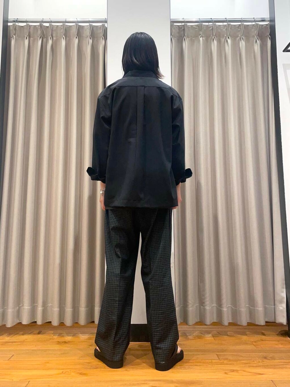 「アーバンリサーチ、URBANRESEARCH、newarrival、brooksbrothers、farah、newbasic」｜「BROOKS BROTHERSの『別注』BROOKS BROTHERS×UR　OPEN COLLAR L/S SHIRTS（シャツ/ブラウス、ブラック系）」を使った、RYOさん（メンズ・175cm）の春コーディネートの2枚目の写真