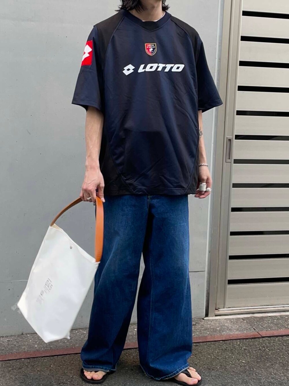 「アーバンリサーチ、URBANRESEARCH、newarrival、lotto」｜「LOTTOのLOTTO　STRIPE GAME SHIRTS（Tシャツ/カットソー、ブラック系）」を使った、RYOさん（メンズ・175cm）の春コーディネートの3枚目の写真