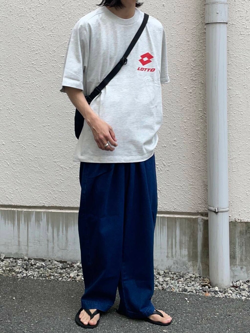「アーバンリサーチ、URBANRESEARCH、newarrival、lotto」｜「LOTTOのLOTTO　CLASSIC BIG T-SHIRTS（Tシャツ/カットソー、グレー系）」を使った、RYOさん（メンズ・175cm）の春コーディネートの3枚目の写真