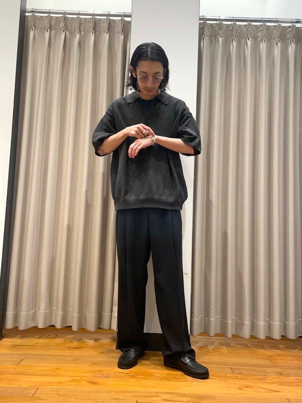 「アーバンリサーチ、別注、URBANRESEARCH、newarrival、aton、初夏のお出かけコーデ」|「ATONの『別注』ATON×URBAN RESEARCH TWO TUCKED EASY PANTS(その他パンツ、ブルー系)」を使った、RYOさん(メンズ・175cm)の春コーディネートの5枚目の写真