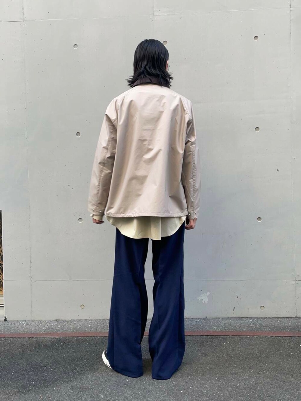 「アーバンリサーチ、別注、URBANRESEARCH、ラングラー、newarrival、newbasic」｜「THOMAS MASONの『一部WEB限定カラー』new basic THOMAS MASON OVER SHIRTS（シャツ/ブラウス、ベージュ系）」を使った、RYOさん（メンズ・175cm）の冬コーディネートの2枚目の写真