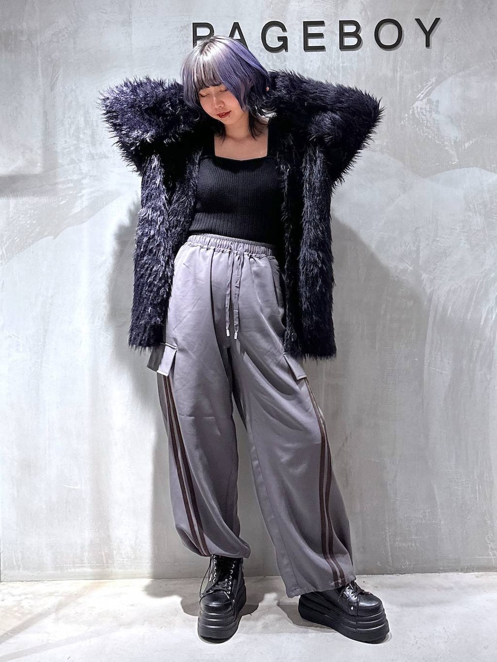 ブラック系のタンクトップ、ブラック系のカーディガン/ボレロを着用したレディースの秋コーディネートの3枚目の写真