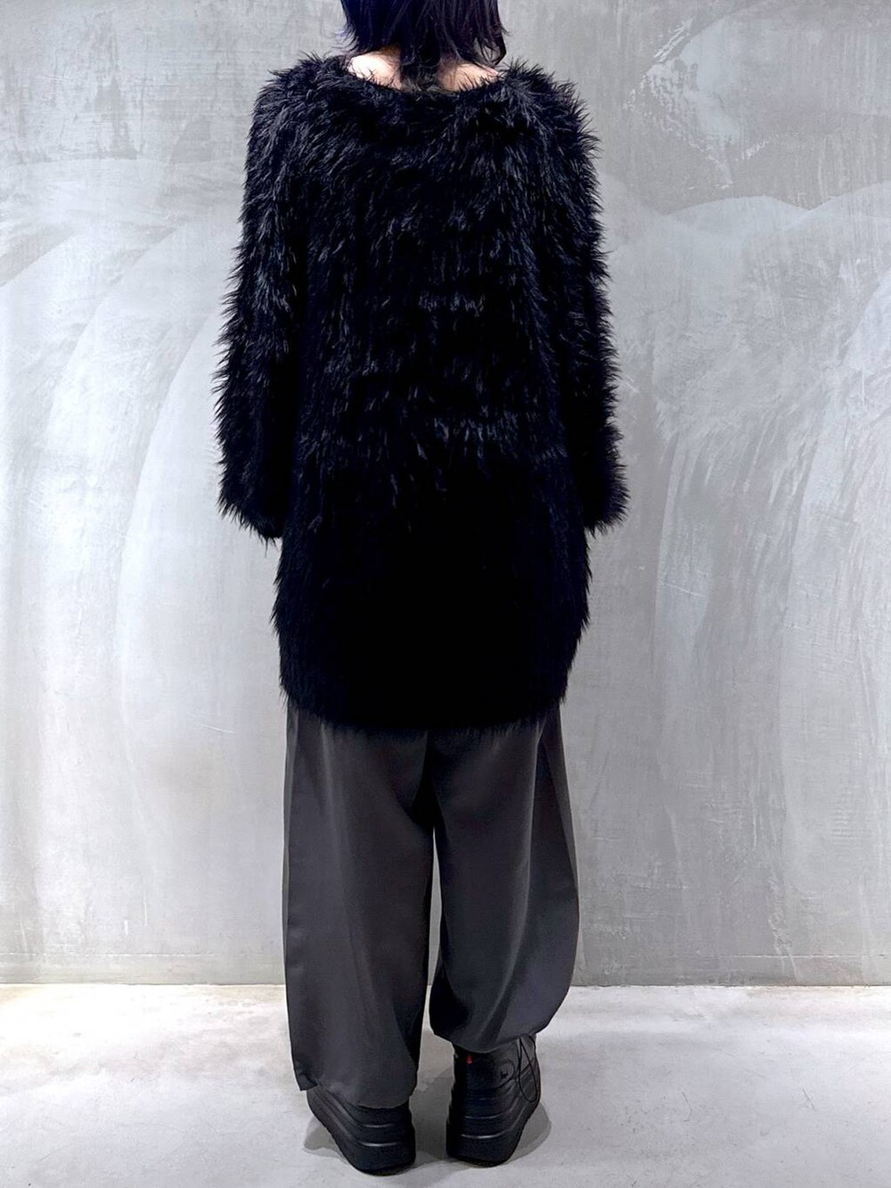 ブラック系のタンクトップ、ブラック系のカーディガン/ボレロを着用したレディースの秋コーディネートの5枚目の写真