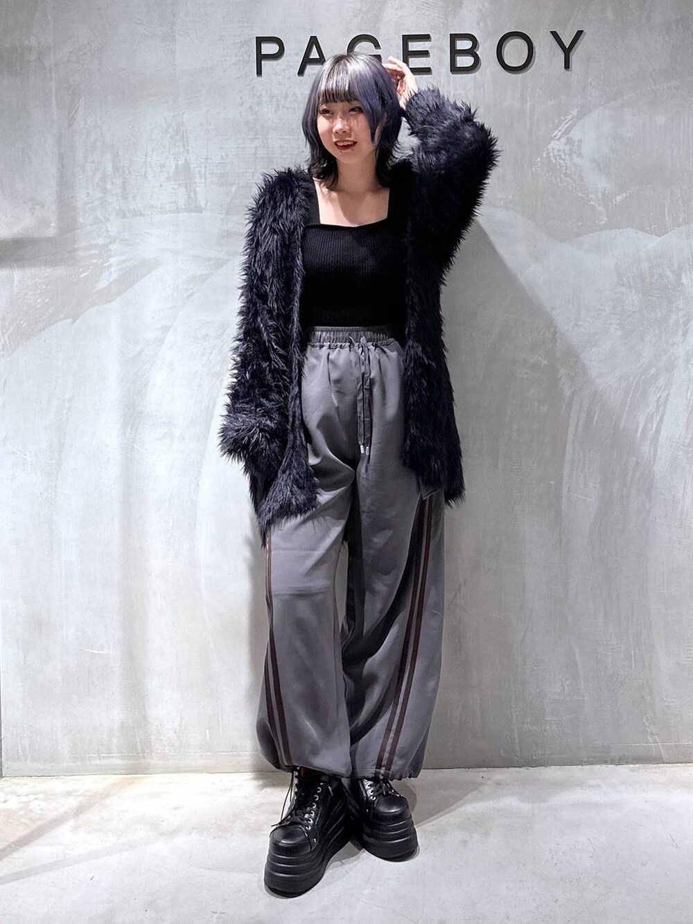 ブラック系のタンクトップ、ブラック系のカーディガン/ボレロを着用したレディースの秋コーディネートの2枚目の写真