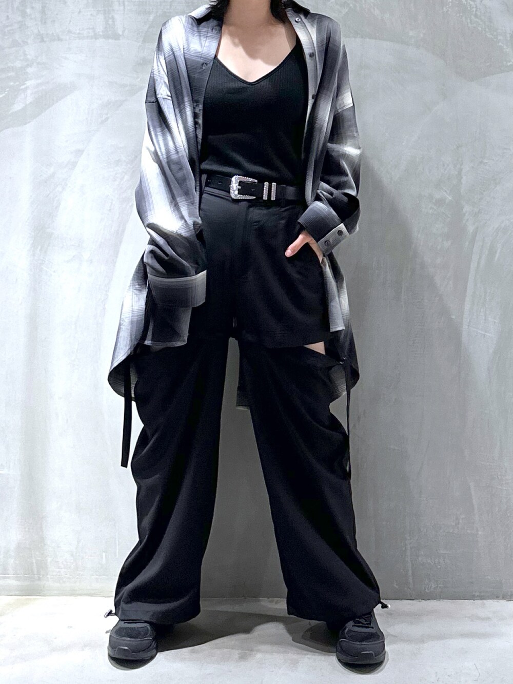 ブラック系のシャツ/ブラウス、ブラック系のその他パンツ、ブラック系のスニーカーを着用したレディースの秋コーディネートの2枚目の写真