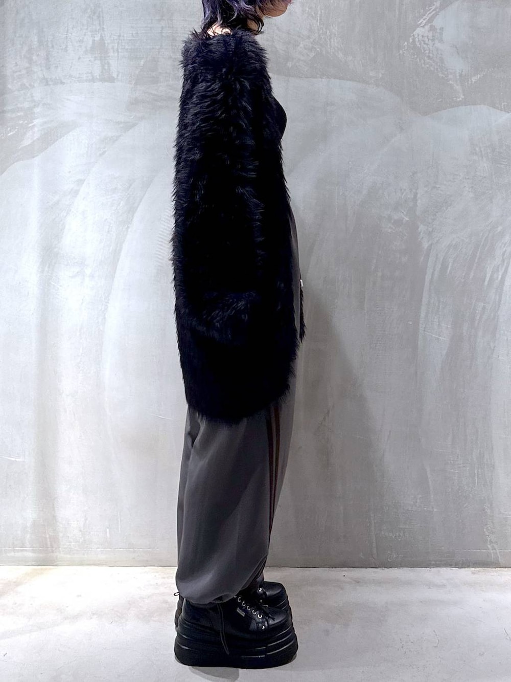 ブラック系のタンクトップ、ブラック系のカーディガン/ボレロを着用したレディースの秋コーディネートの4枚目の写真